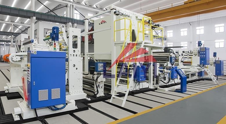 Automatische laminatiemachine voor film met hoge belasting Anti-vibratie 380V voor niet-geweven stof in wit en blauw