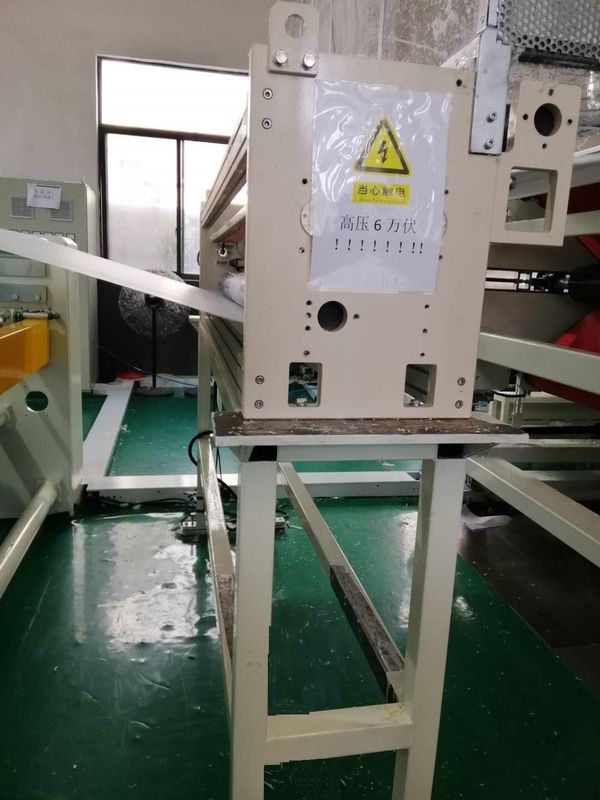 De snelle niet Geweven Machine van de Snelheidssmelting Geblazen Doek, Makend Machine met 2400 spindopgat wit Met geringe geluidssterkte en blauw